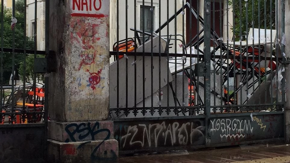 Ρημαδιό το Πολυτεχνείο και το ΑΠΘ από τους κουκουλοφόρους – Δείτε φωτογραφίες